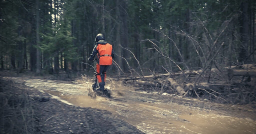 e-scooter goes through the puddle