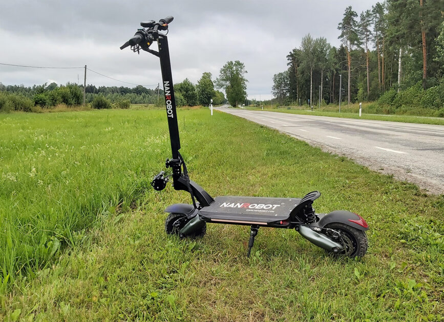Nanrobot d6+ electric scooter standing on the grass