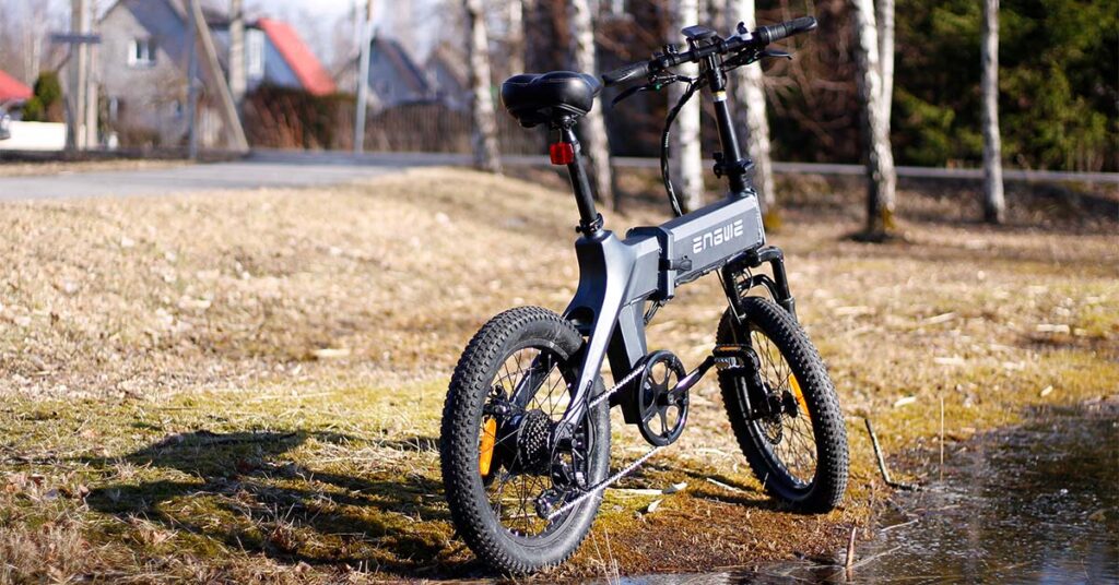 engwe c20 pro electric bike standing on the grass