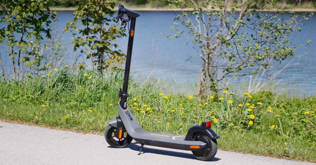 Niu KQi2 electric scooter on the curb of the bike lane