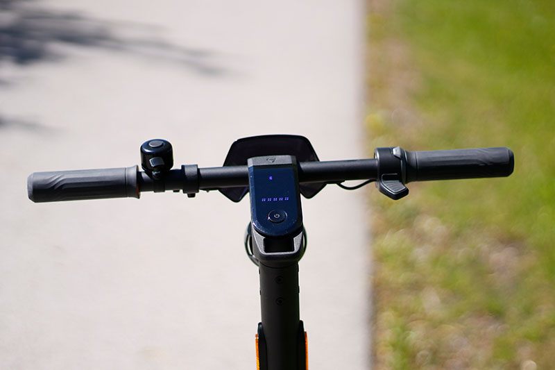 a close shot of a handlebar of the NIU KQi2 Pro electric scooter