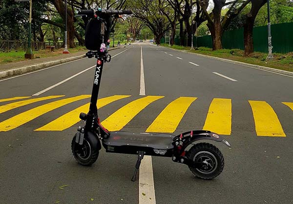 yume d5 scooter in the middle of the road