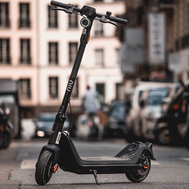 black NIU kqi3 electric scooter on the city street
