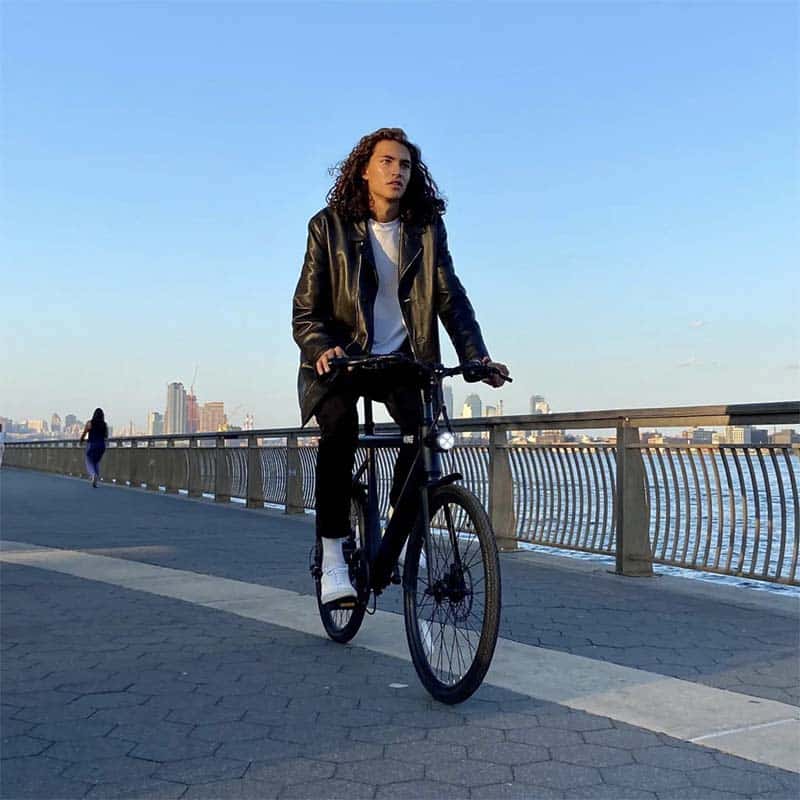girl riding with wing freedom 2 e-bike