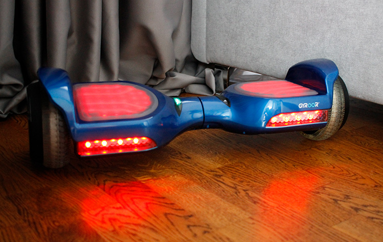 gyroor g11 hoverboard with red led lights on it