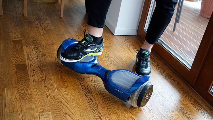 man stepping on a gyroor g11 hoverboard