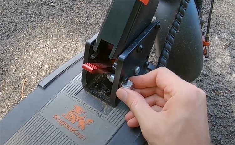 lever+hinge folding mechanism on kugoo scooter