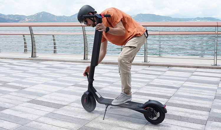 man checking the folding mechanism of turboant x7 max