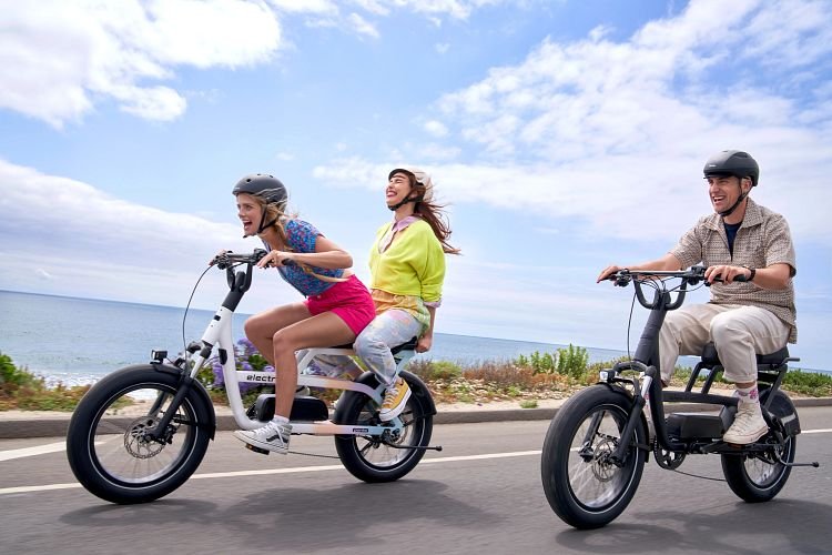 2 women on one electric bike thanks to the passenger seat