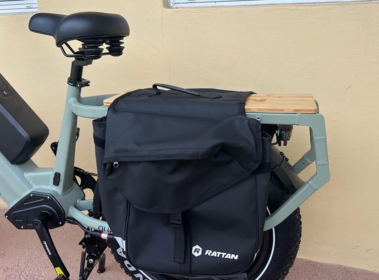 cargo bag attached to the rear rack of rattan quercas