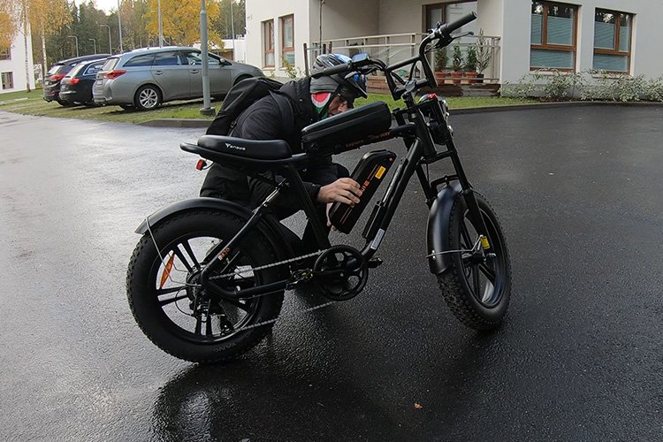 author of this article attaching the battery to his ebike.